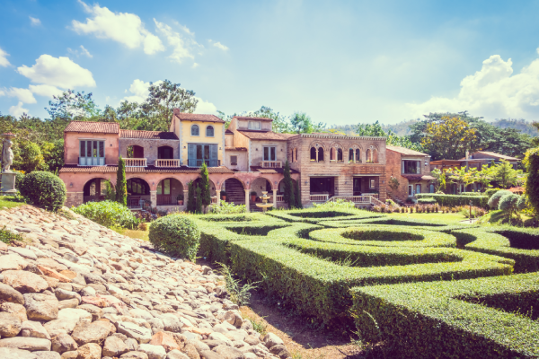 Chalets de lujo en zonas verdes de Madrid con villa exclusiva y jardines paisajísticos