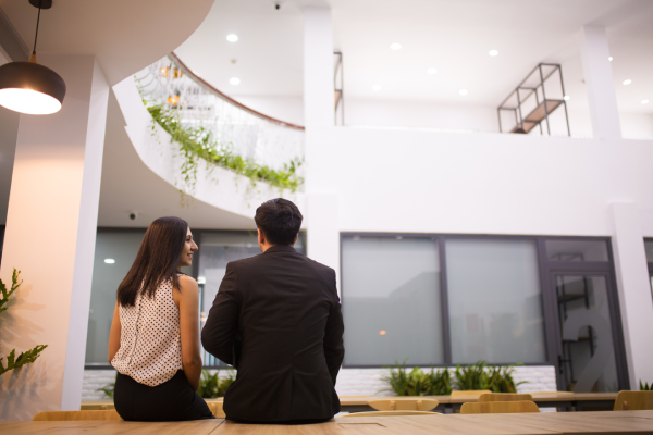 Empresa constructora de fincas de lujo en Madrid con profesionales revisando una vivienda exclusiva